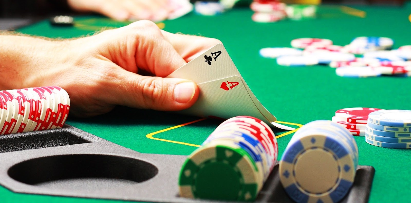 Tránh bỏ quá nhiều vào bài đợi - Chiến thuật đánh Poker thông minh