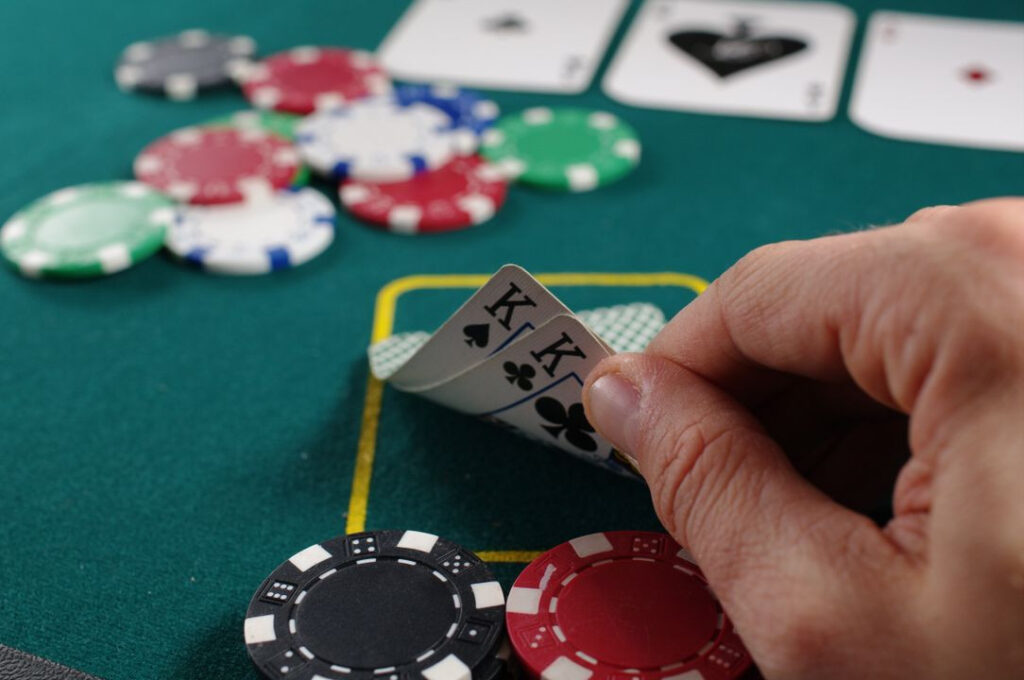 Vì sao phải đọc tín hiệu bài poker?