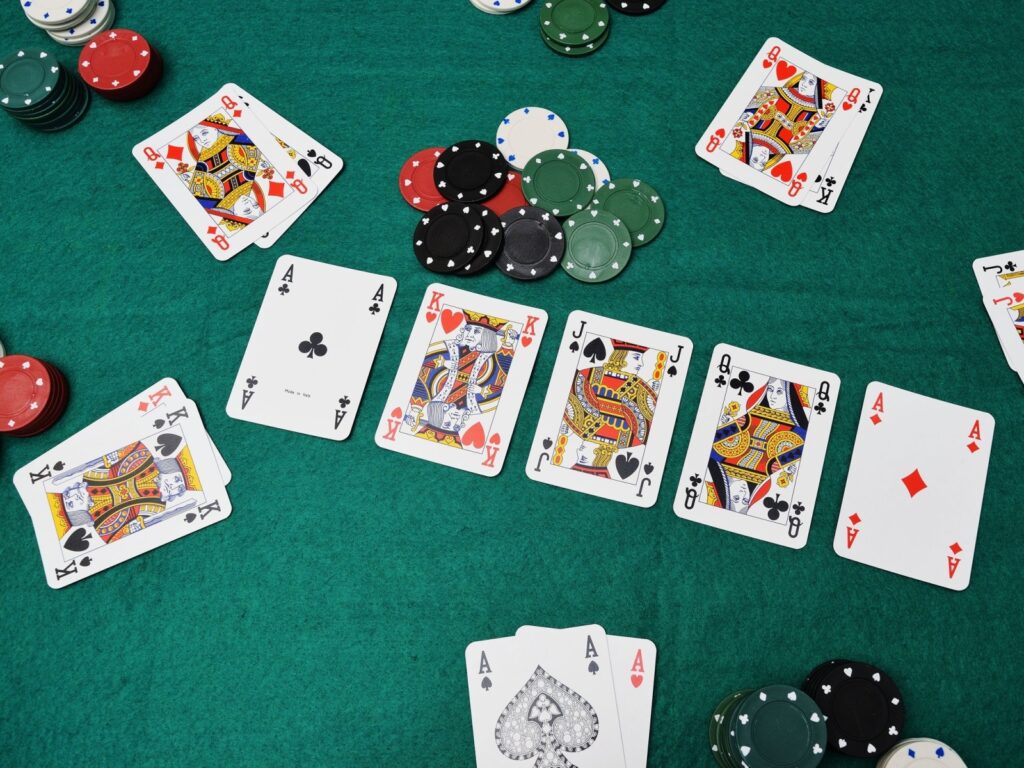 Người chơi không nên áp dụng cách đánh Poker bằng cảm giác thường xuyên
